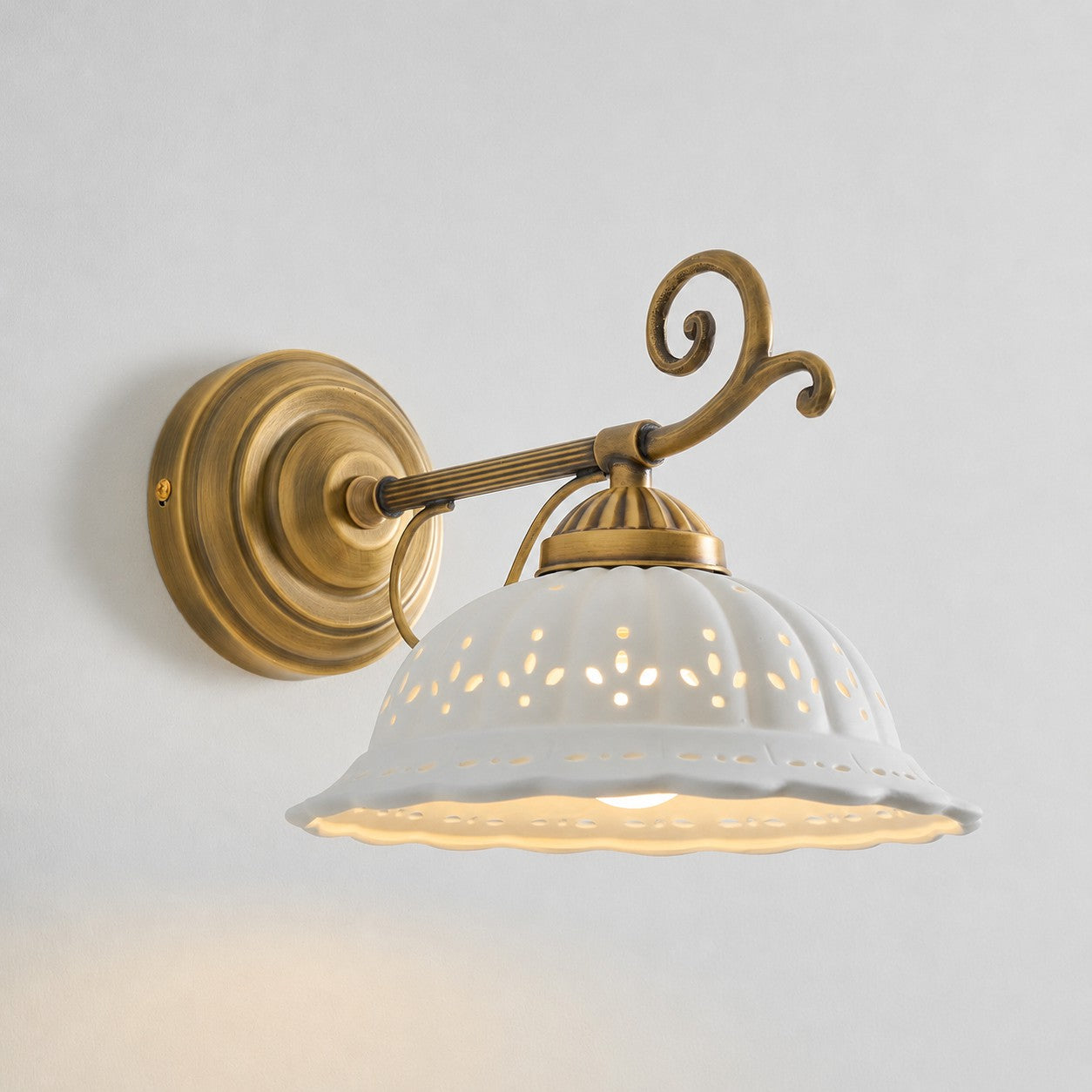 Keramische Wandlamp met Messing Armature | Vintage Victorian Stijl | Antique Brass Finish & Opengewerkte Kap