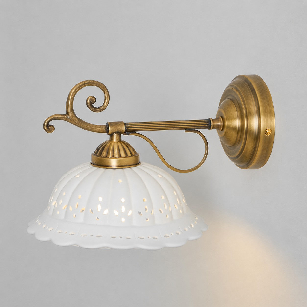 Keramische Wandlamp met Messing Armature | Vintage Victorian Stijl | Antique Brass Finish & Opengewerkte Kap