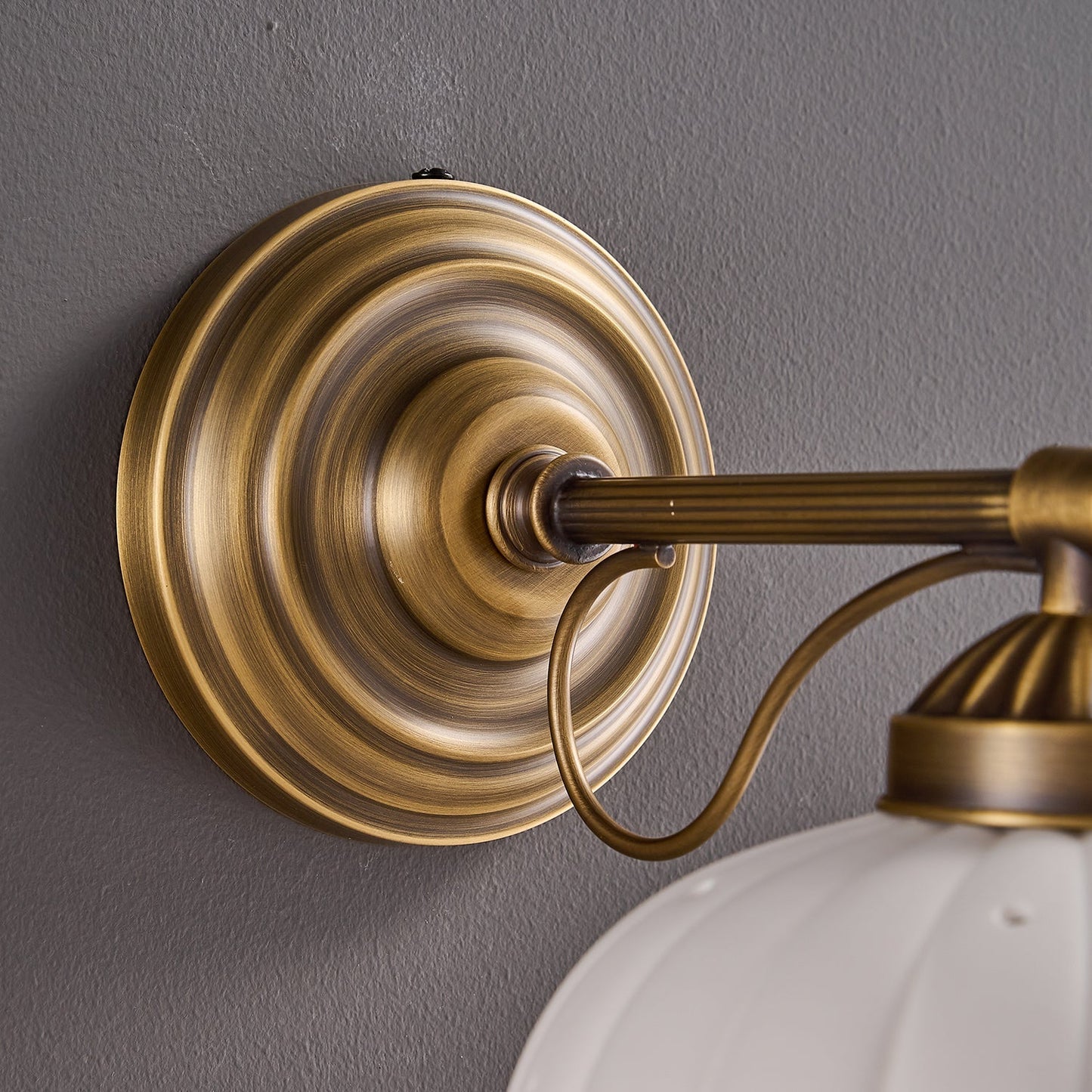 Keramische Wandlamp met Messing Armature | Vintage Victorian Stijl | Antique Brass Finish & Opengewerkte Kap