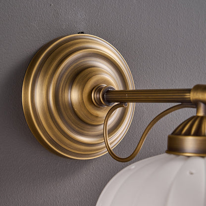 Keramische Wandlamp met Messing Armature | Vintage Victorian Stijl | Antique Brass Finish & Opengewerkte Kap