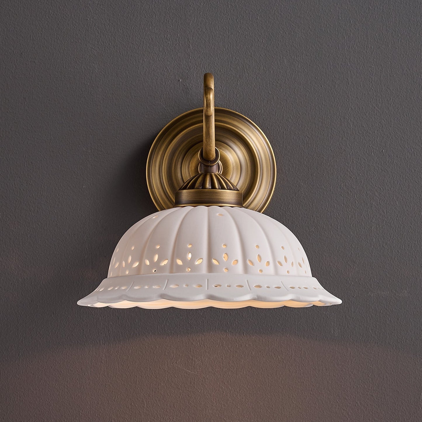 Keramische Wandlamp met Messing Armature | Vintage Victorian Stijl | Antique Brass Finish & Opengewerkte Kap