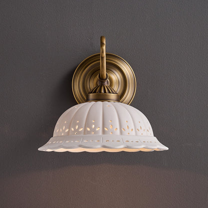 Keramische Wandlamp met Messing Armature | Vintage Victorian Stijl | Antique Brass Finish & Opengewerkte Kap