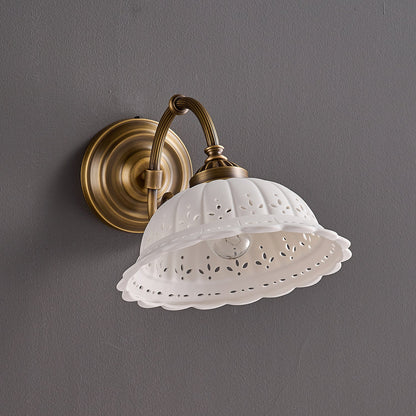 Keramische Wandlamp met Messing Armature | Vintage Victorian Stijl | Antique Brass Finish & Opengewerkte Kap