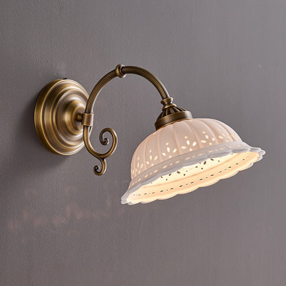 Keramische Wandlamp met Messing Armature | Vintage Victorian Stijl | Antique Brass Finish & Opengewerkte Kap