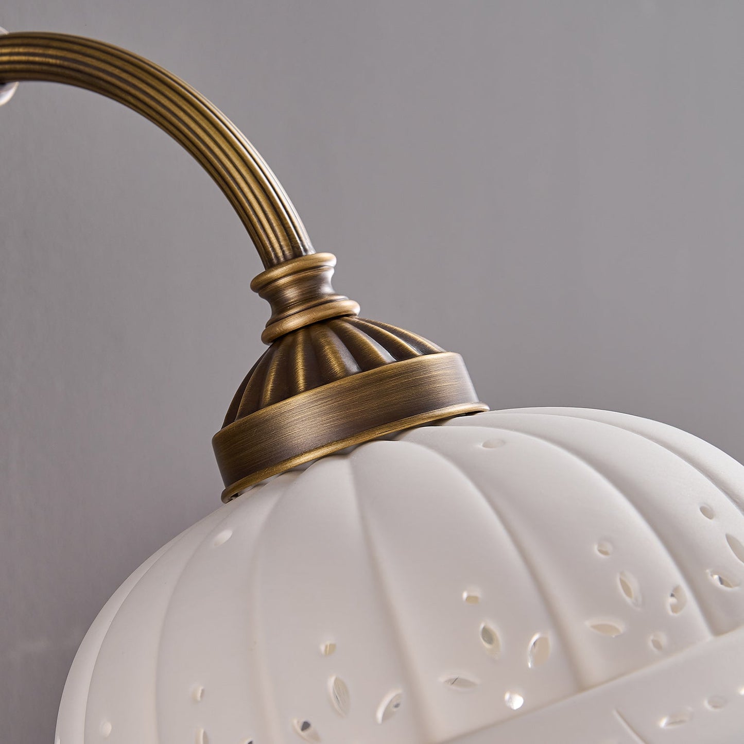 Keramische Wandlamp met Messing Armature | Vintage Victorian Stijl | Antique Brass Finish & Opengewerkte Kap