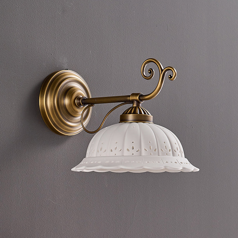 Keramische Wandlamp met Messing Armature | Vintage Victorian Stijl | Antique Brass Finish & Opengewerkte Kap
