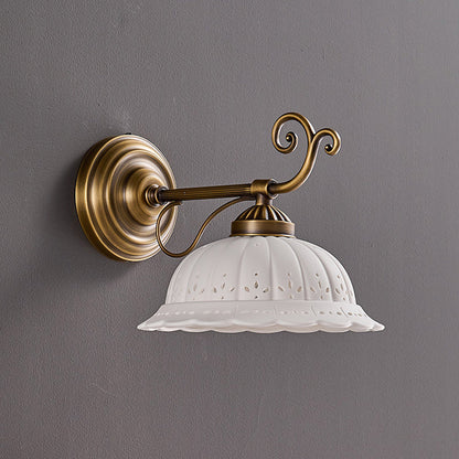 Keramische Wandlamp met Messing Armature | Vintage Victorian Stijl | Antique Brass Finish & Opengewerkte Kap