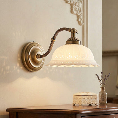 Keramische Wandlamp met Messing Armature | Vintage Victorian Stijl | Antique Brass Finish & Opengewerkte Kap