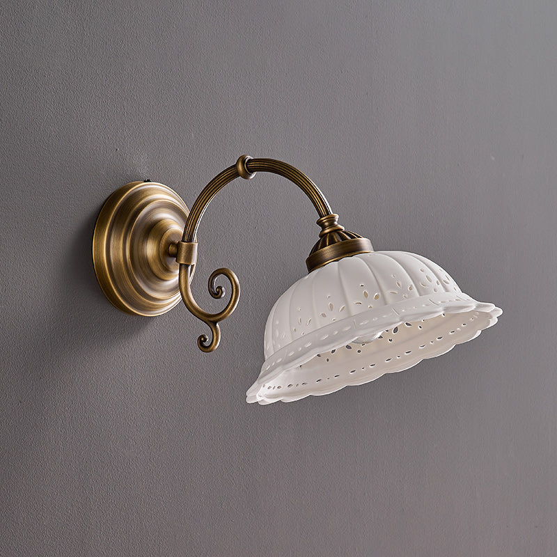 Keramische Wandlamp met Messing Armature | Vintage Victorian Stijl | Antique Brass Finish & Opengewerkte Kap
