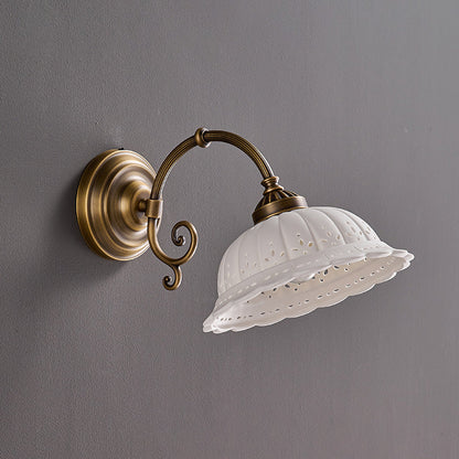 Keramische Wandlamp met Messing Armature | Vintage Victorian Stijl | Antique Brass Finish & Opengewerkte Kap
