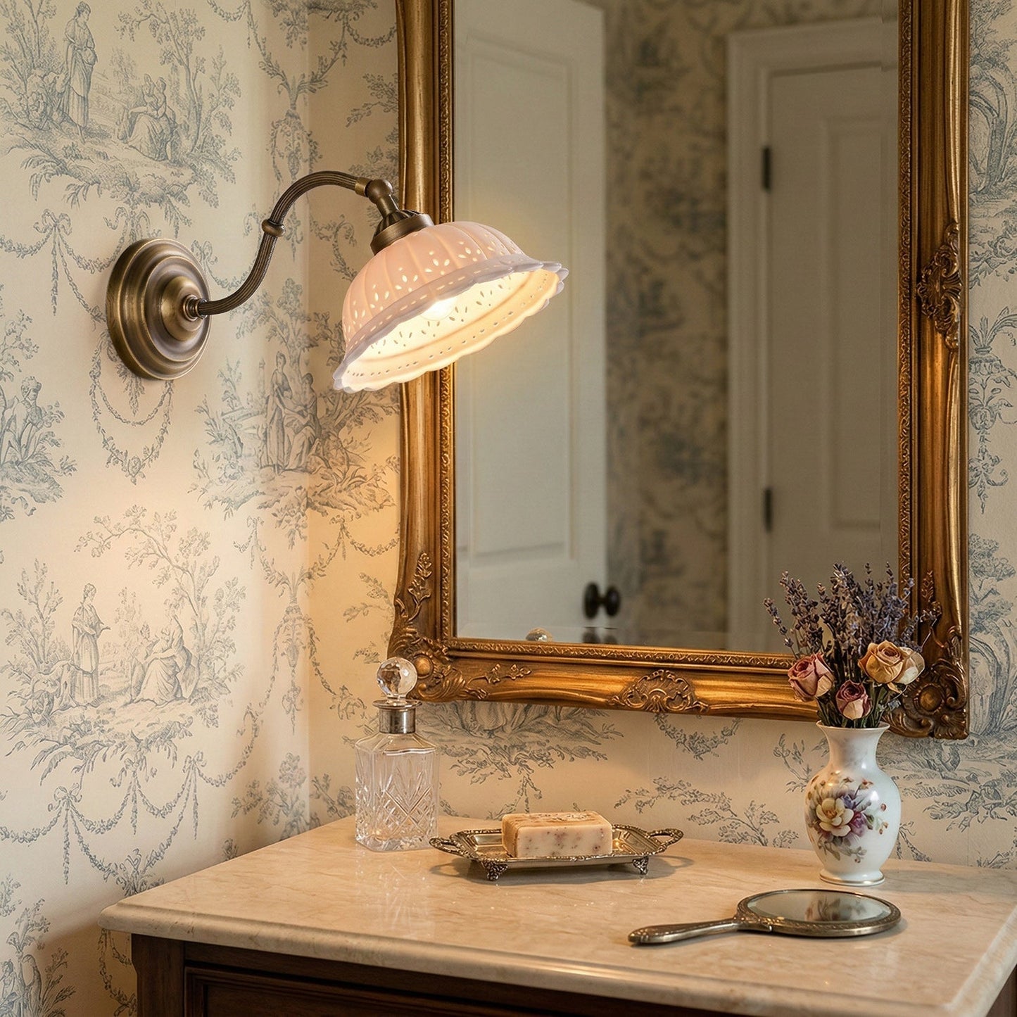 Keramische Wandlamp met Messing Armature | Vintage Victorian Stijl | Antique Brass Finish & Opengewerkte Kap