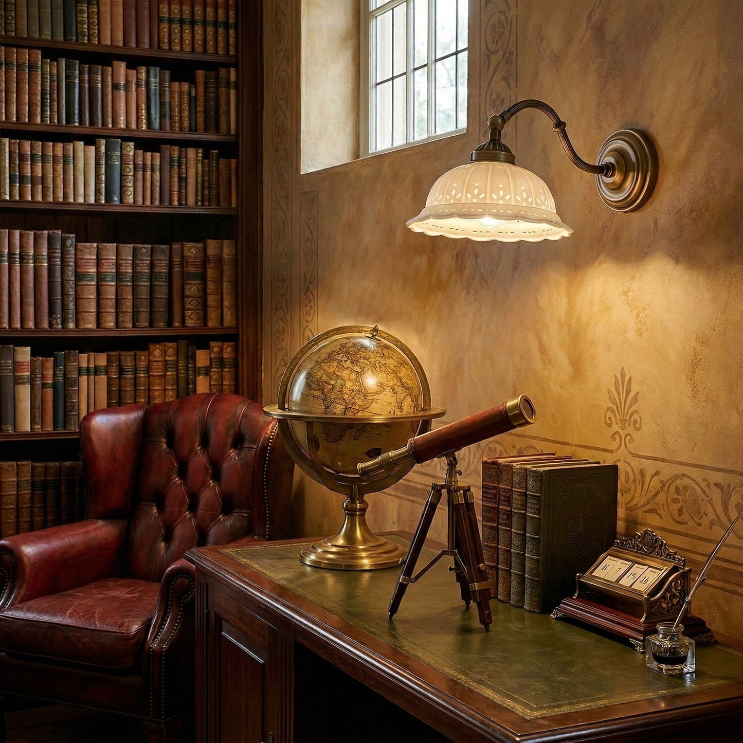 Keramische Wandlamp met Messing Armature | Vintage Victorian Stijl | Antique Brass Finish & Opengewerkte Kap