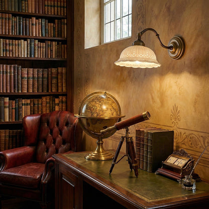 Keramische Wandlamp met Messing Armature | Vintage Victorian Stijl | Antique Brass Finish & Opengewerkte Kap