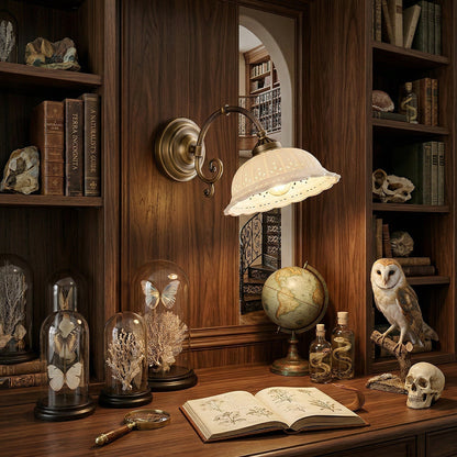 Keramische Wandlamp met Messing Armature | Vintage Victorian Stijl | Antique Brass Finish & Opengewerkte Kap