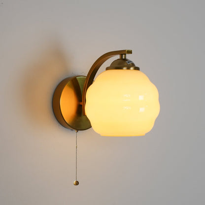 Art Deco Wandlamp met Gebogen Glazen Kap Vintage Stijl
