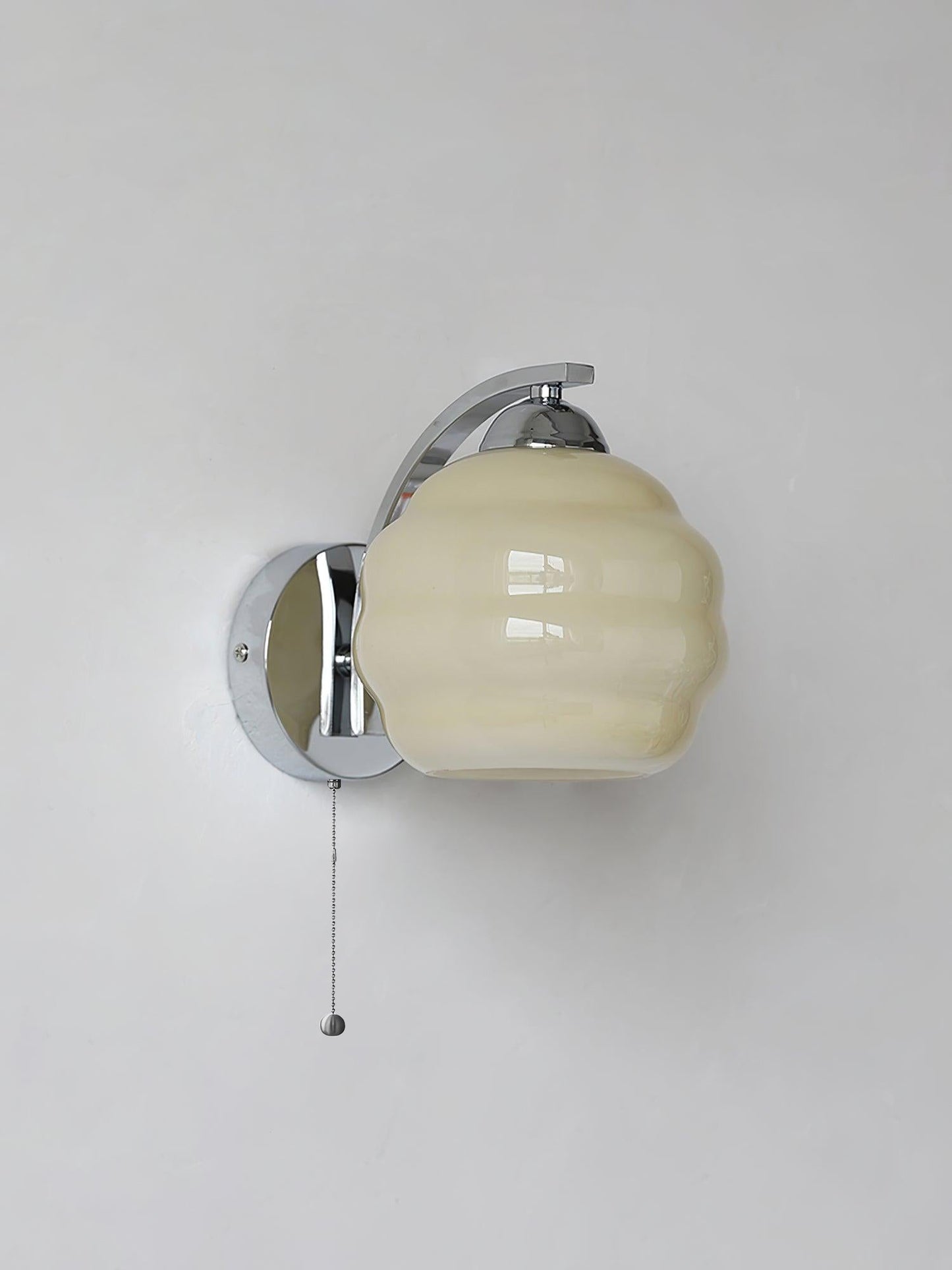 Art Deco Wandlamp met Gebogen Glazen Kap Vintage Stijl