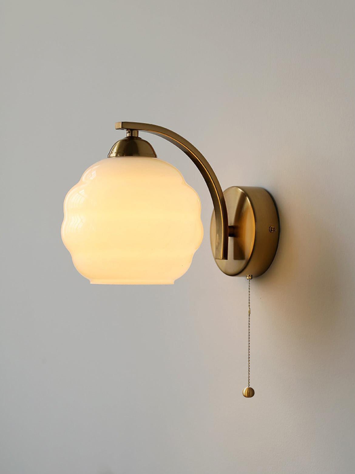 Art Deco Wandlamp met Gebogen Glazen Kap Vintage Stijl