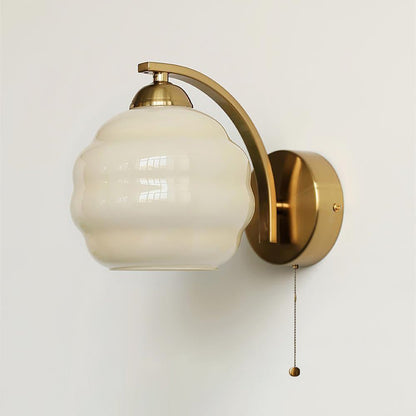 Art Deco Wandlamp met Gebogen Glazen Kap Vintage Stijl