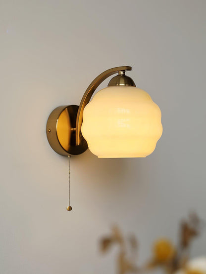 Art Deco Wandlamp met Gebogen Glazen Kap Vintage Stijl