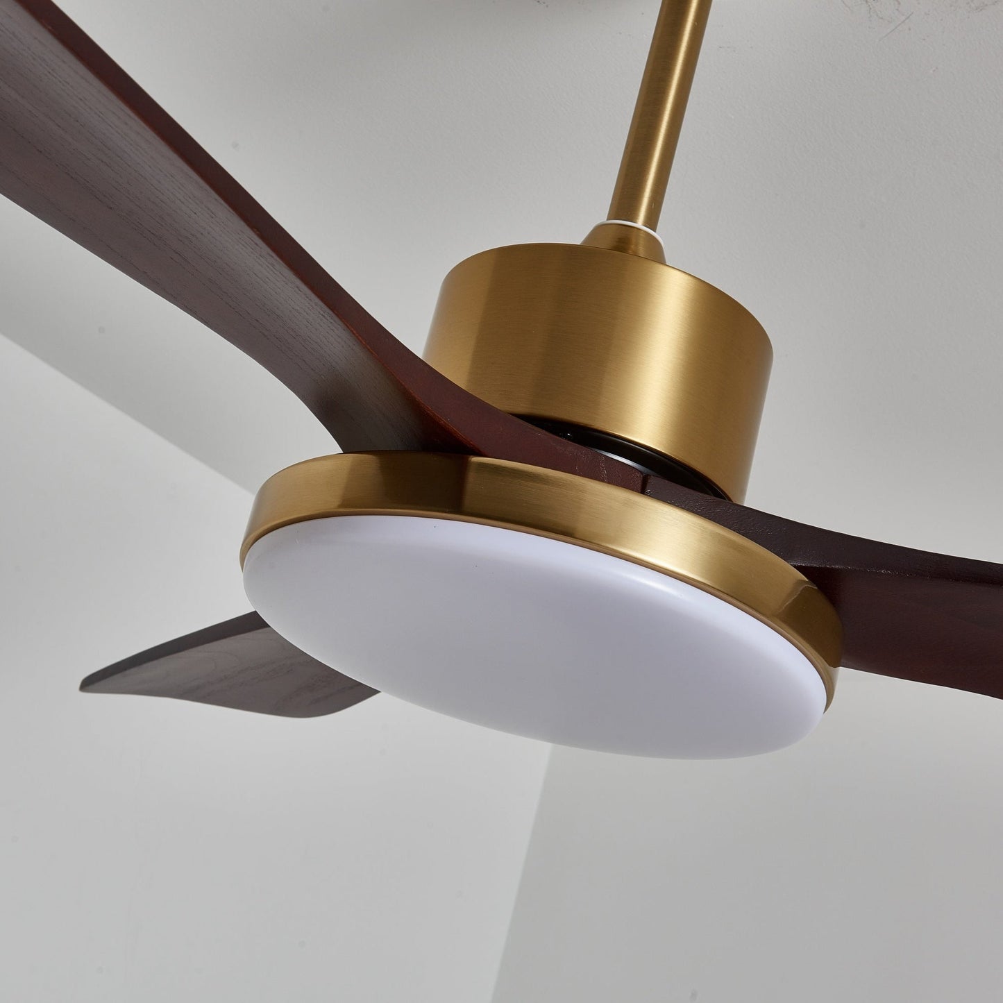 Moderne Plafondventilator met Verlichting – Houten Bladen & Afstandsbediening