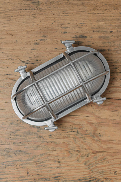 Ovale Buitenwandlamp met Beschermkooi en Geribbeld Glas – Vintage Nautisch Design – IP64 Waterdicht