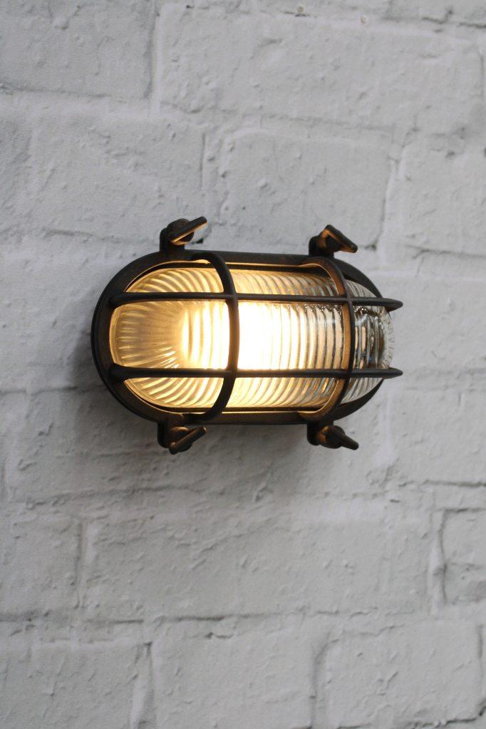 Ovale Buitenwandlamp met Beschermkooi en Geribbeld Glas – Vintage Nautisch Design – IP64 Waterdicht