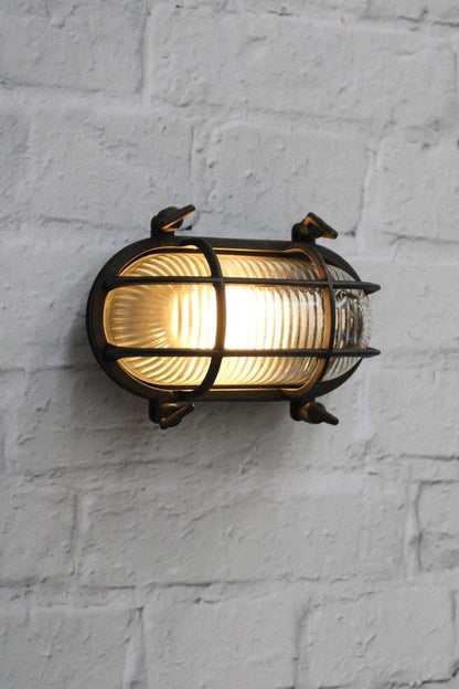 Ovale Buitenwandlamp met Beschermkooi en Geribbeld Glas – Vintage Nautisch Design – IP64 Waterdicht