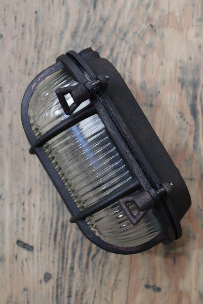 Ovale Buitenwandlamp met Beschermkooi en Geribbeld Glas – Vintage Nautisch Design – IP64 Waterdicht