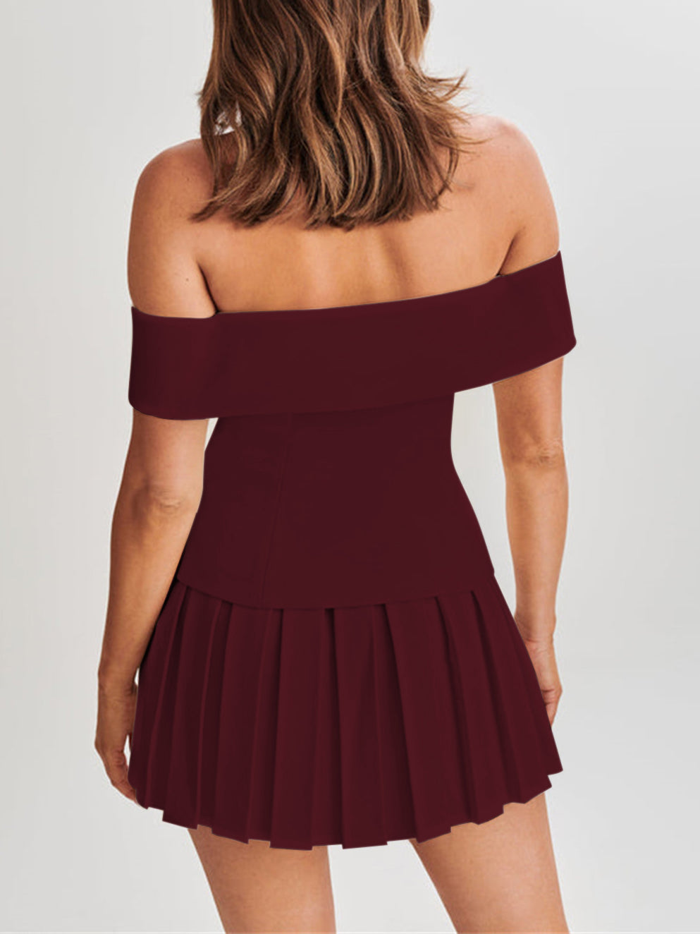 Vrouwelijke Zomerset Off-Shoulder met Geplooide Rok