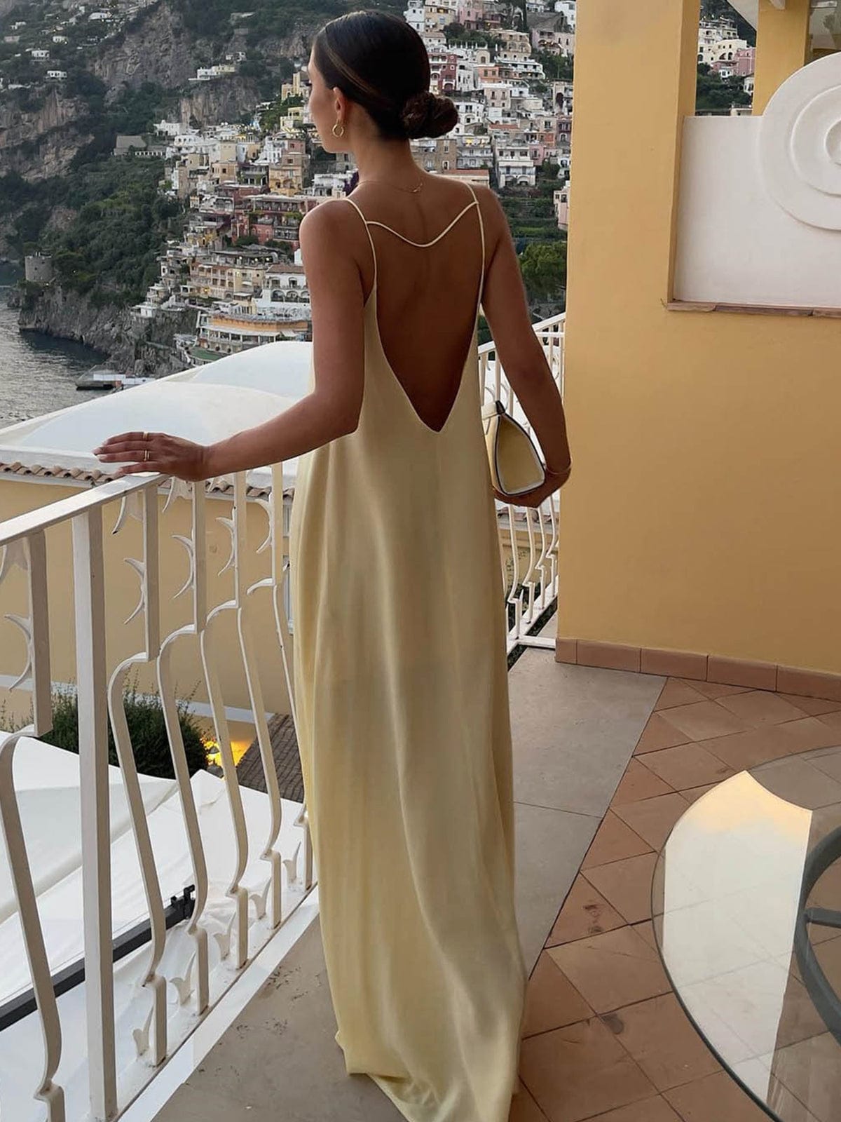 Avondjurk Diepe Ruguitsnijding Luxe Stof Elegante Jurk