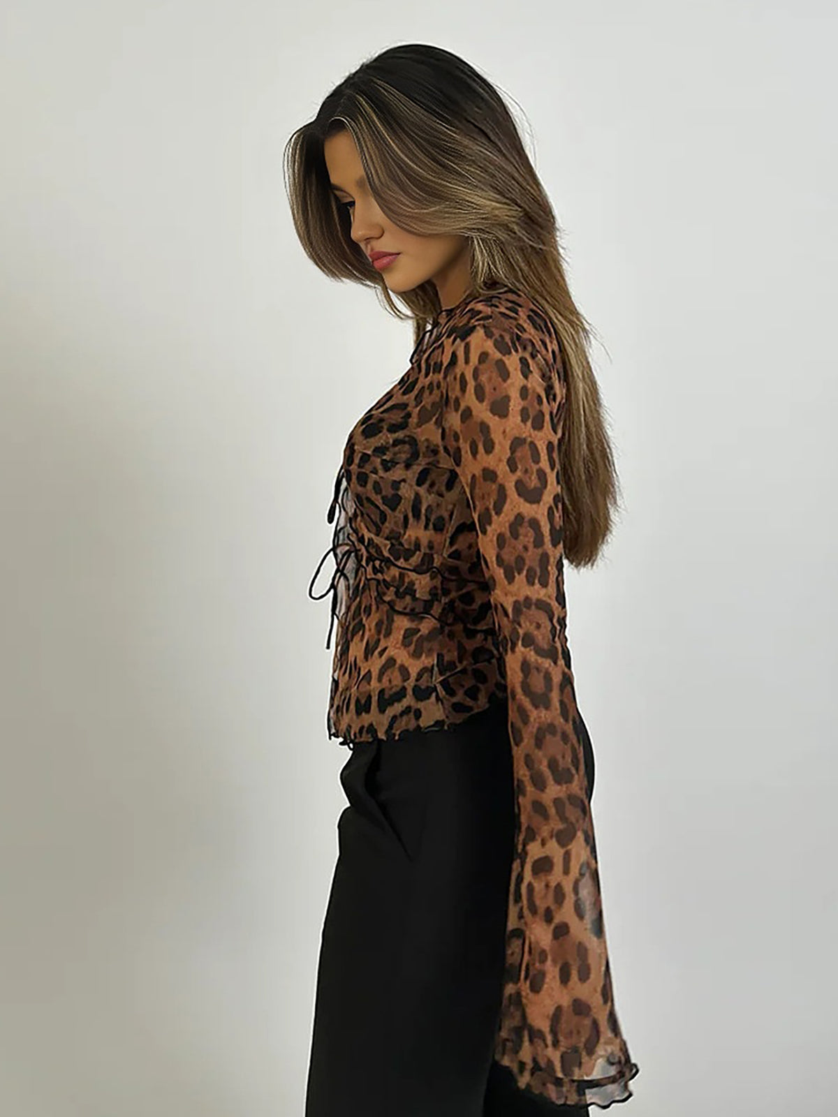 Vrouwelijke Top met Luipaardprint Stijlvolle Knoopsluiting