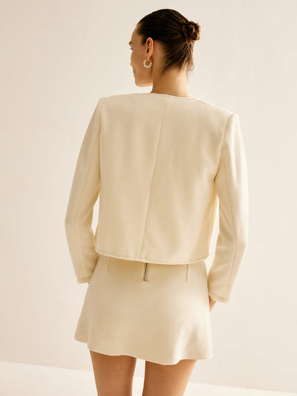 Korte Off-White Jack Met Gouden Knopen Stijlvol