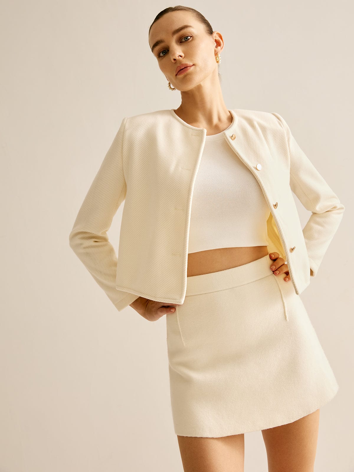 Korte Off-White Jack Met Gouden Knopen Stijlvol