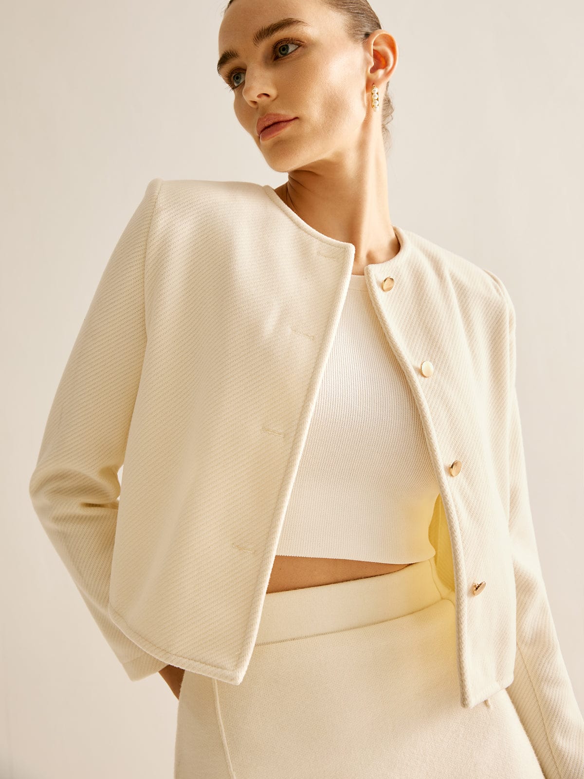 Korte Off-White Jack Met Gouden Knopen Stijlvol - StudioMarella