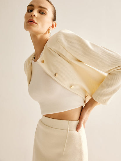 Korte Off-White Jack Met Gouden Knopen Stijlvol