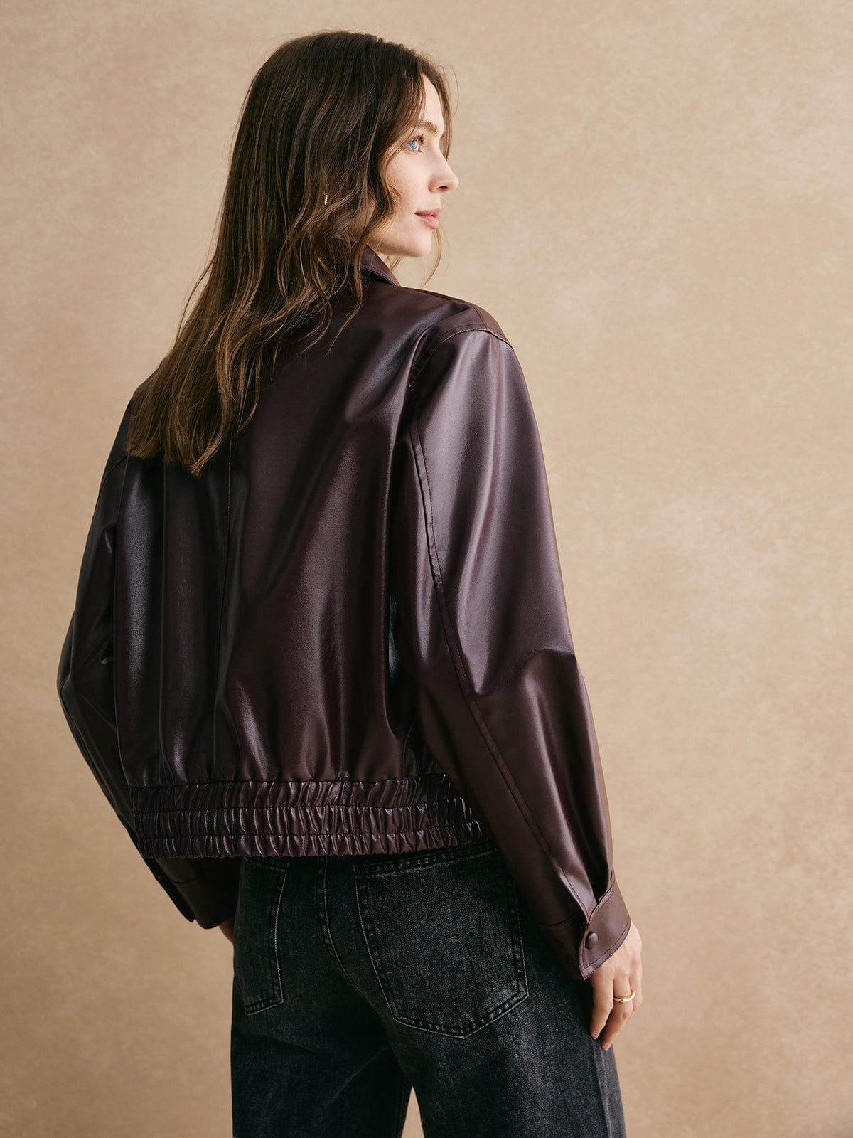 Korte Leren Jas voor Vrouw Modern en Elegant