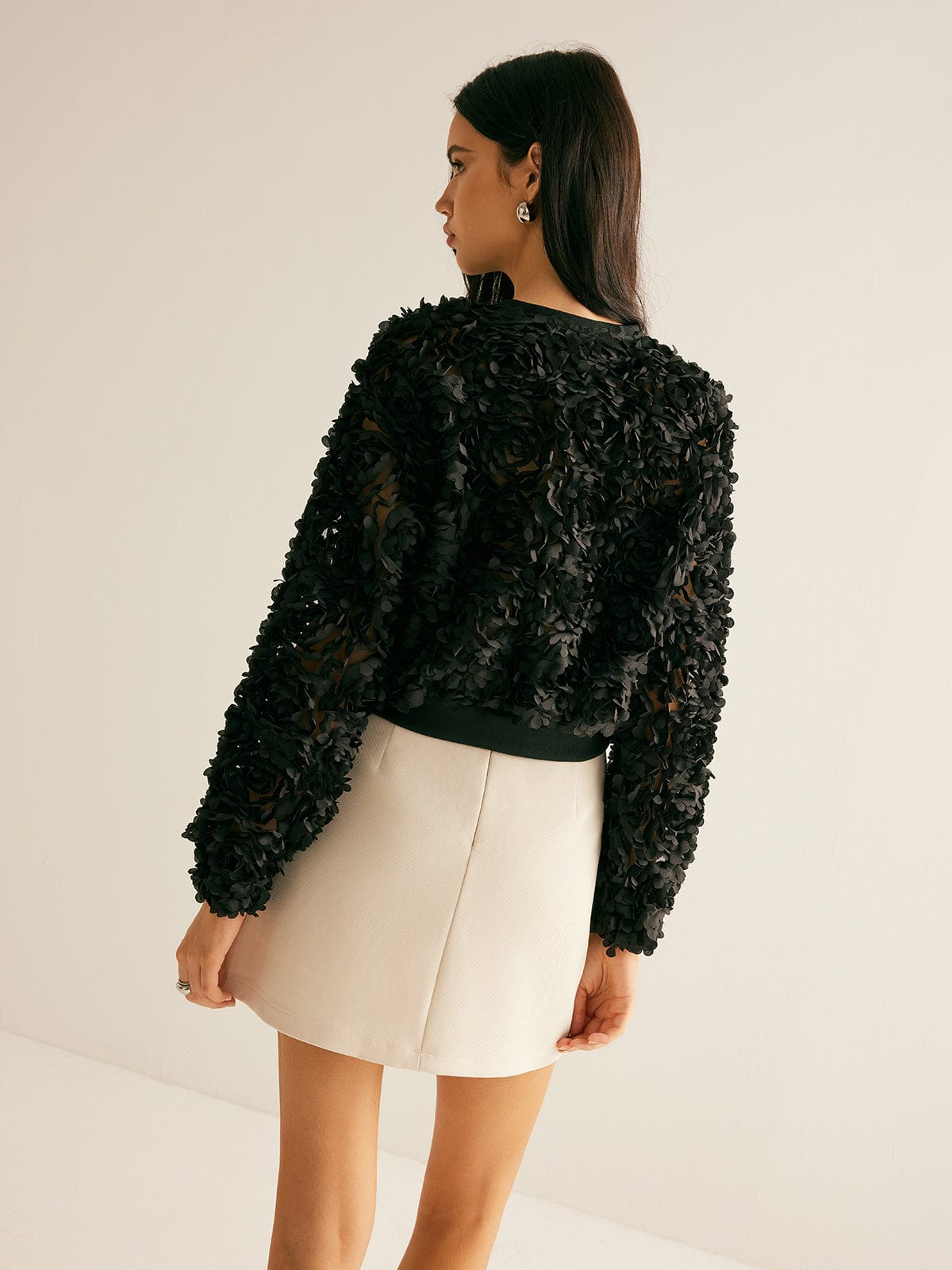 Korte Blazer Zwart Met Bloemenprint Rits Sluiting