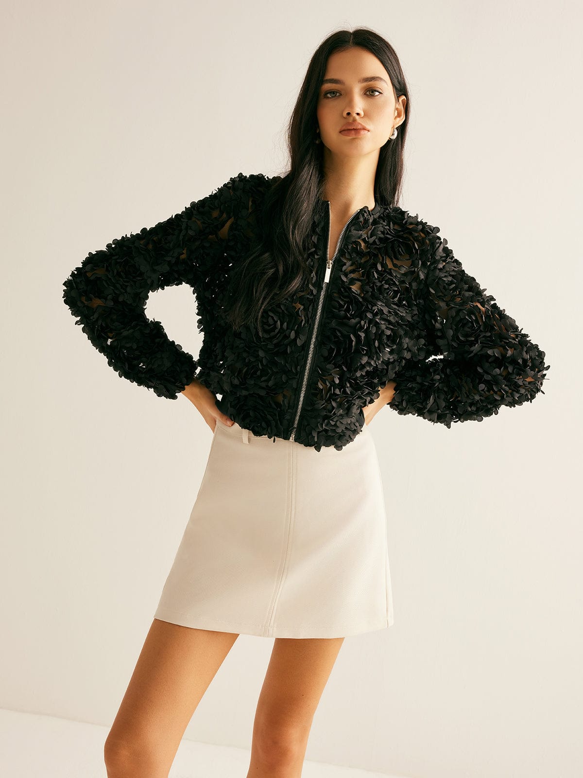 Korte Blazer Zwart Met Bloemenprint Rits Sluiting