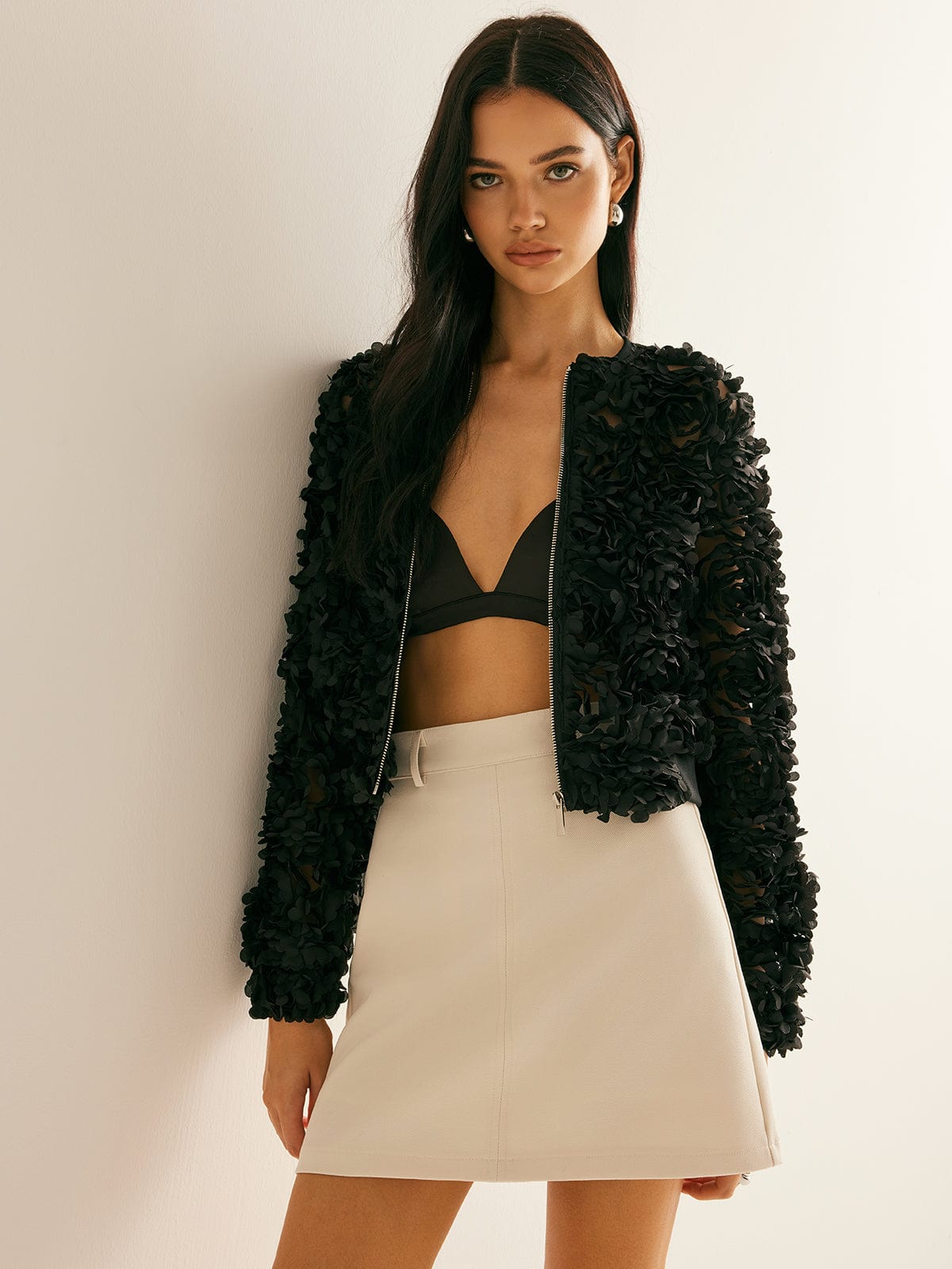 Korte Blazer Zwart Met Bloemenprint Rits Sluiting - StudioMarella