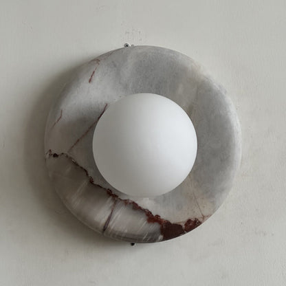 Ronde Design Wandlamp Met Marmeren Achterplaat En Glazen Bol Voor Hal En Slaapkamer