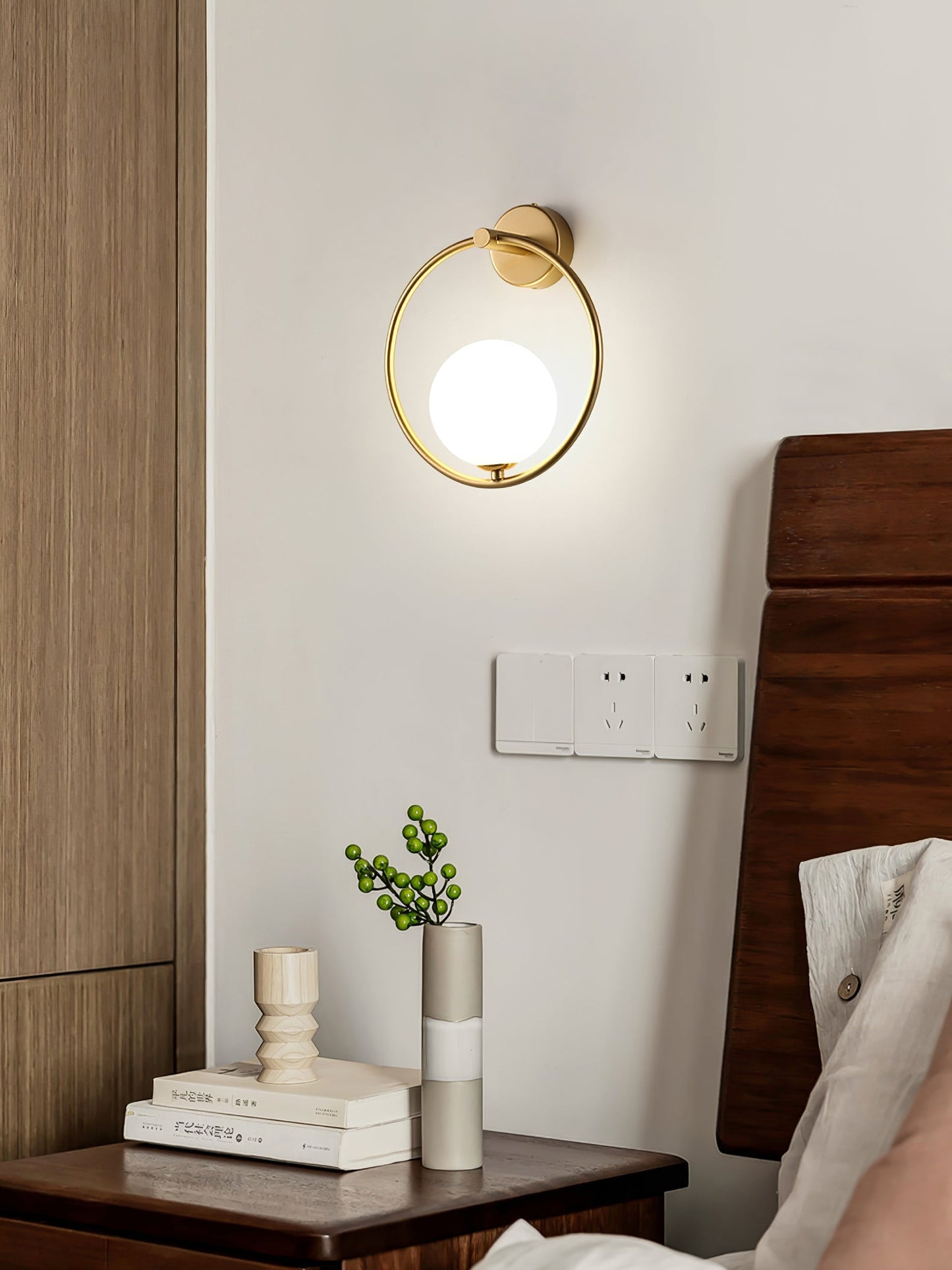 Design Wandlamp Goud Wit Glas Sfeerlicht Modern Interieur Woonaccessoires Stijlvolle Verlichting