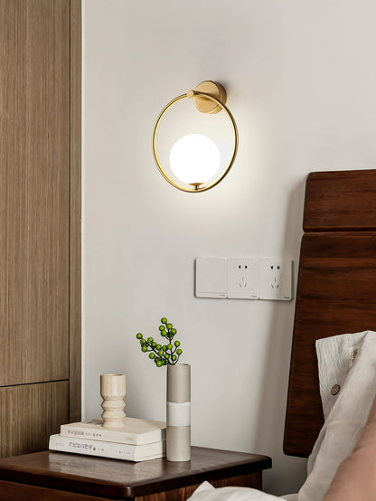 Design Wandlamp Goud Wit Glas Sfeerlicht Modern Interieur Woonaccessoires Stijlvolle Verlichting