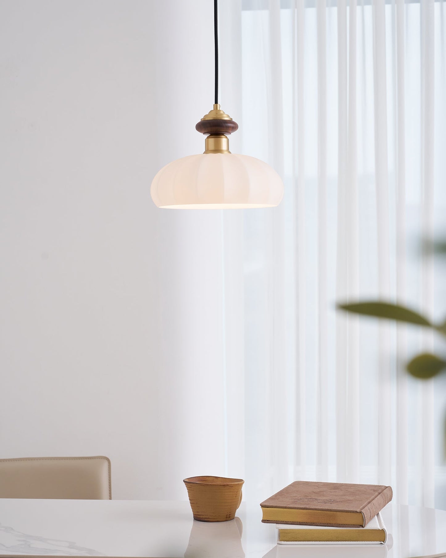 Glazen Hanglamp Bailey met Walnoten Houten Top | Retro Vintage Verlichting Koper Messing | Keukeneiland Eettafel Ontbijthoek | Eetkamer Hanglampen Glas | Skandinavisch Interieur