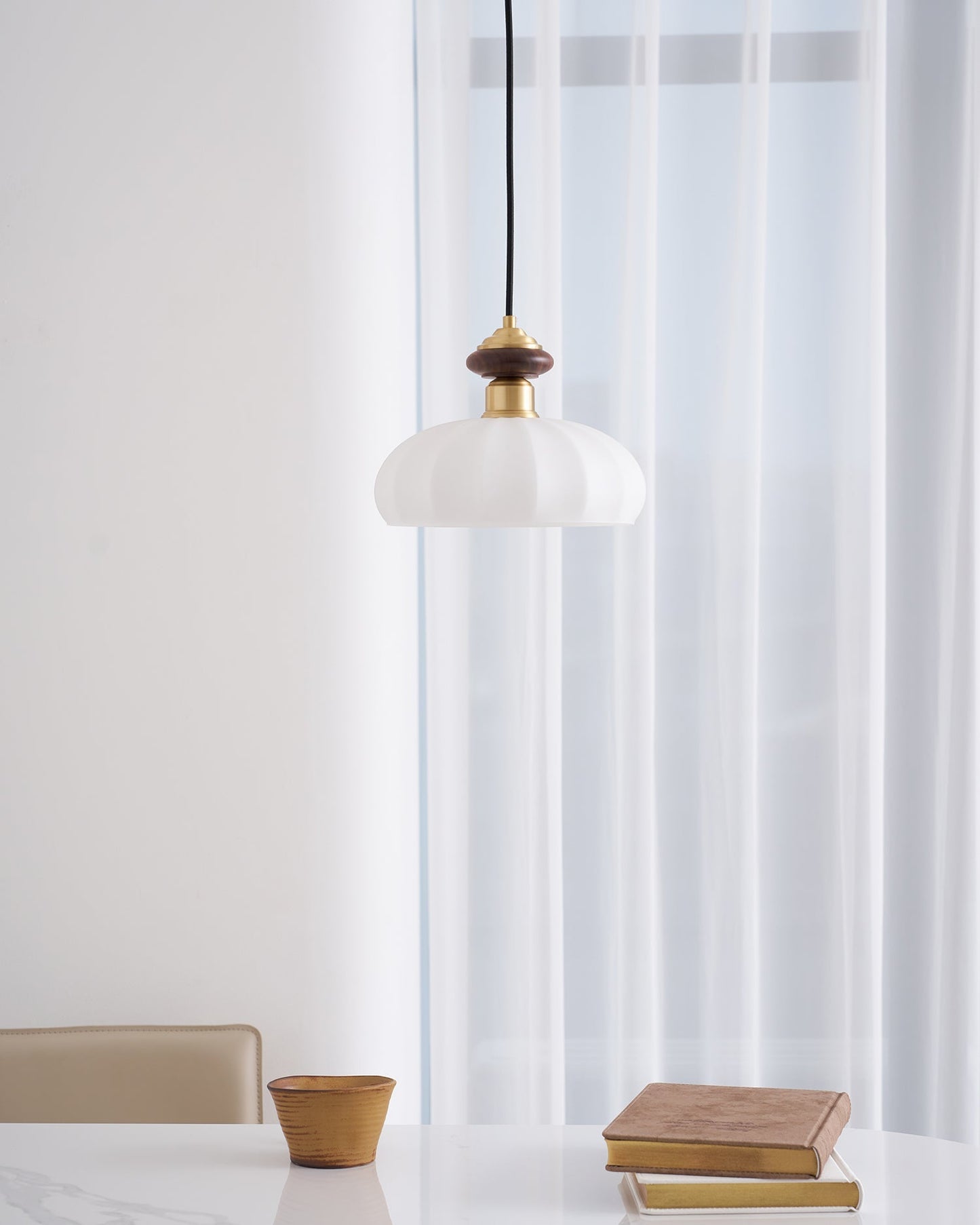 Glazen Hanglamp Bailey met Walnoten Houten Top | Retro Vintage Verlichting Koper Messing | Keukeneiland Eettafel Ontbijthoek | Eetkamer Hanglampen Glas | Skandinavisch Interieur