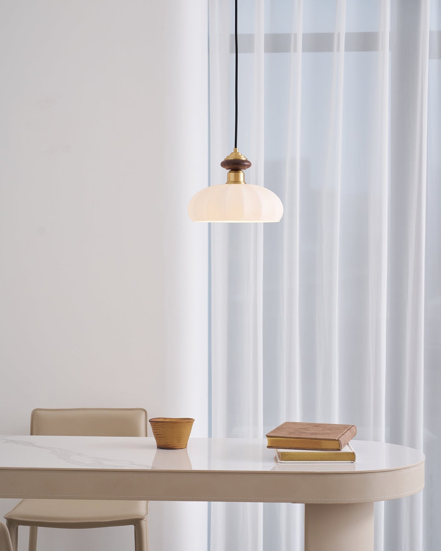 Glazen Hanglamp Bailey met Walnoten Houten Top | Retro Vintage Verlichting Koper Messing | Keukeneiland Eettafel Ontbijthoek | Eetkamer Hanglampen Glas | Skandinavisch Interieur