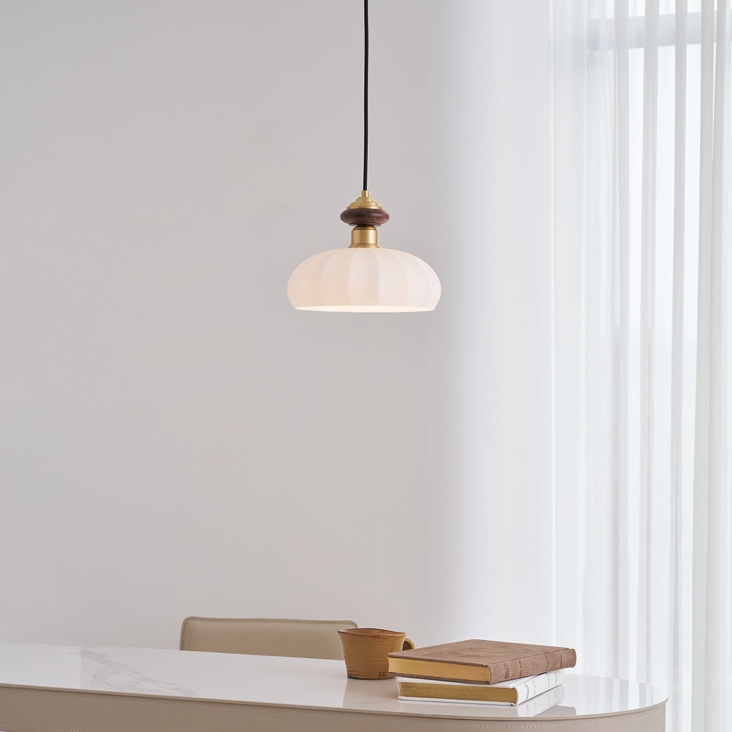 Glazen Hanglamp Bailey met Walnoten Houten Top | Retro Vintage Verlichting Koper Messing | Keukeneiland Eettafel Ontbijthoek | Eetkamer Hanglampen Glas | Skandinavisch Interieur