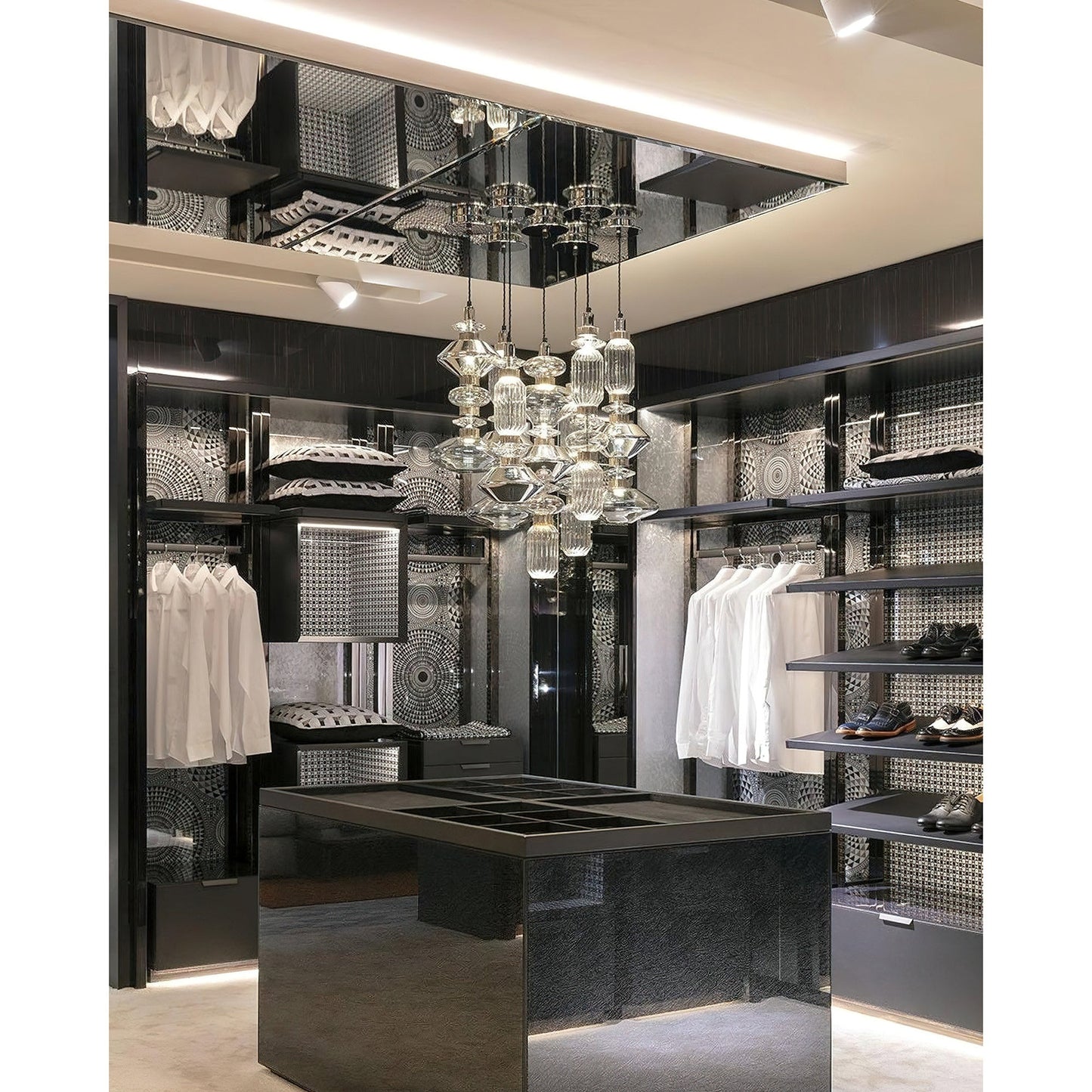 Glazen Hanglamp met Koperen Afwerking en Elegante Bolvorm voor Woonkamer en Eetkamer