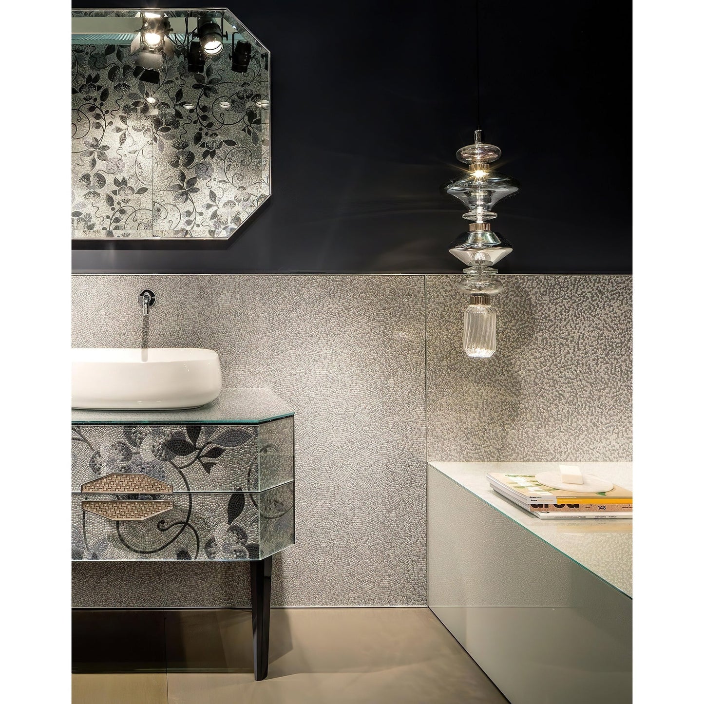 Glazen Hanglamp met Koperen Afwerking en Elegante Bolvorm voor Woonkamer en Eetkamer