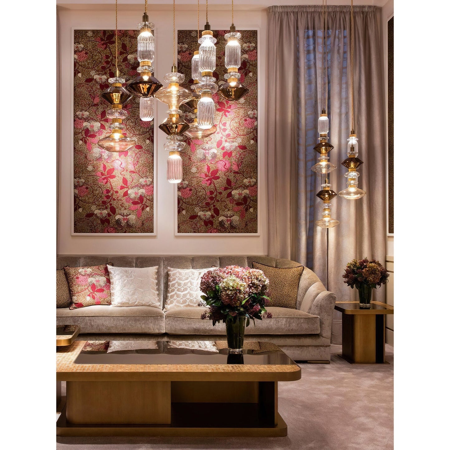 Glazen Hanglamp met Koperen Afwerking en Elegante Bolvorm voor Woonkamer en Eetkamer