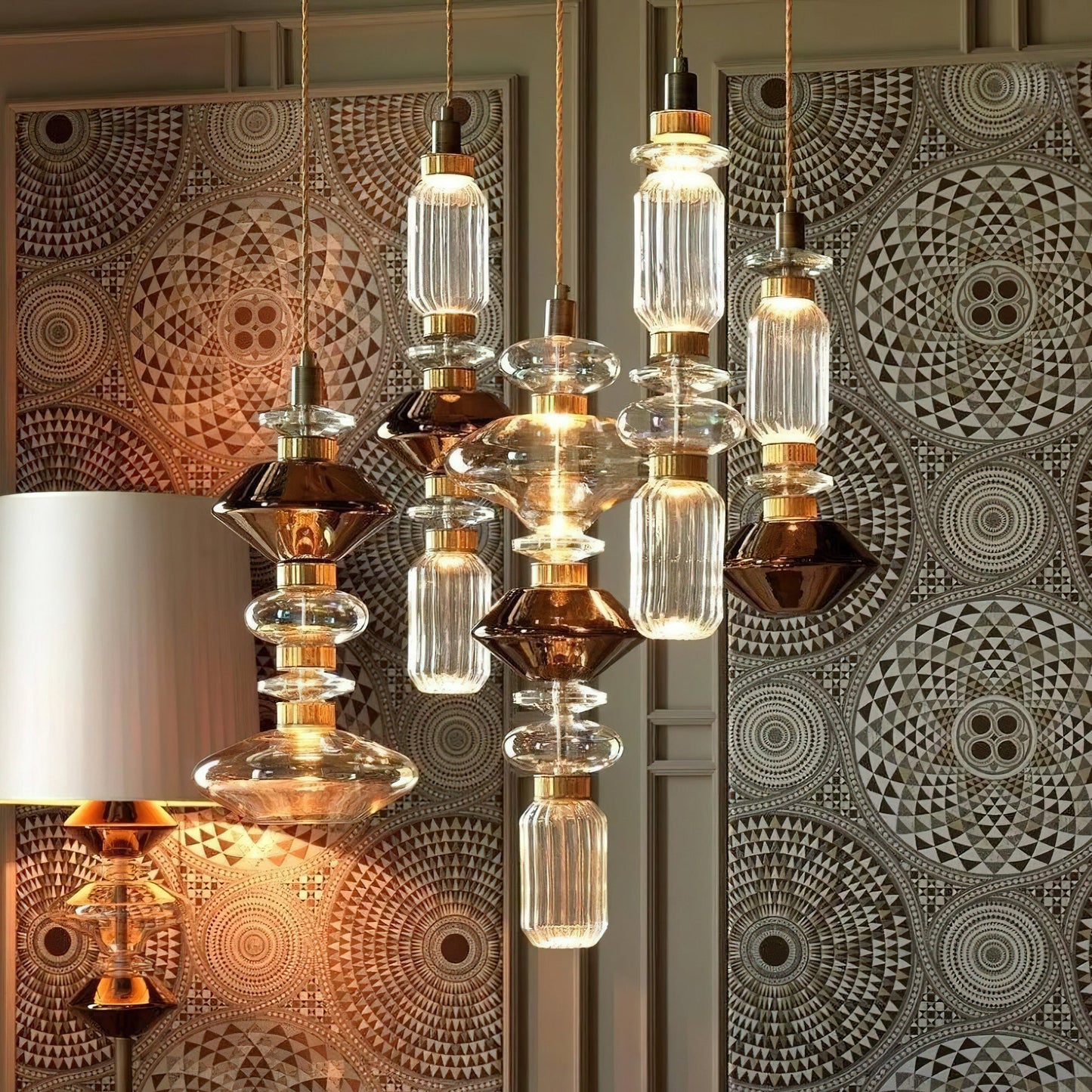 Glazen Hanglamp met Koperen Afwerking en Elegante Bolvorm voor Woonkamer en Eetkamer